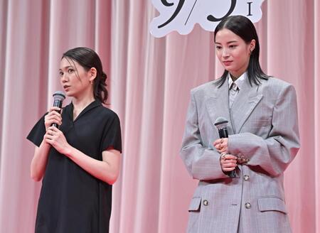 　共演する（左から）二階堂ふみと広瀬すず（撮影・持木克友）