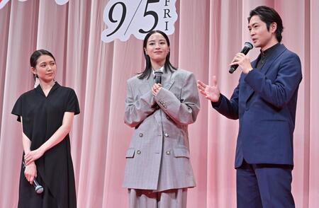 　舞台あいさつする（左から）二階堂ふみ、広瀬すず、松下洸平（撮影・持木克友）