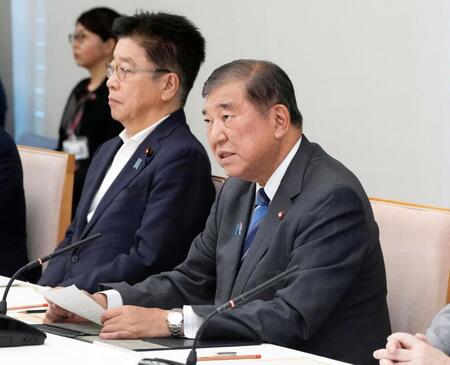 　政府与党政策懇談会であいさつする石破首相（手前）