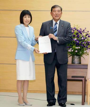 　川本裕子人事院総裁から勧告を受け取る石破首相