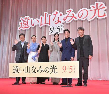 　写真に納まる（左から）三浦友和、吉田羊、二階堂ふみ、広瀬すず、松下洸平、石川慶監督（撮影・持木克友）