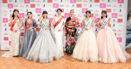 　ミス日本の受賞者（左から）東海林杏朱、寺嶋琴、上村さや香、吉岡恵麻、江村美咲、竹田聖彩、稲川夏希＝２０２３年