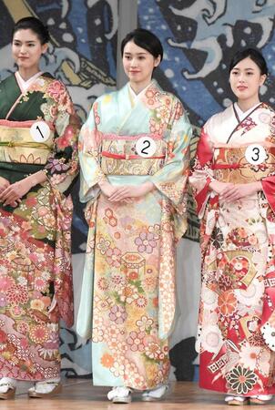 　和服姿の吉岡恵麻＝２０２３年
