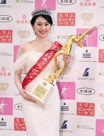 　グランプリを受賞し笑顔の吉岡恵麻＝２０２３年