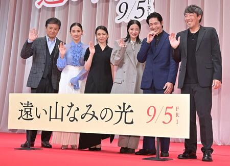　写真に納まる（左から）三浦友和、吉田羊、二階堂ふみ、広瀬すず、松下洸平、石川慶監督（撮影・持木克友）