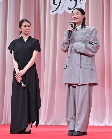 　共演する（左から）二階堂ふみと広瀬すず（撮影・持木克友）