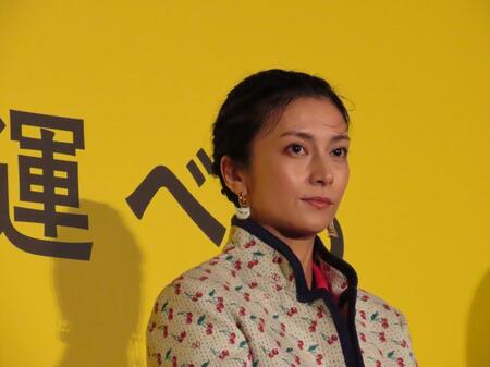 　映画「兄を持ち運べるサイズに」の舞台あいさつに登場した柴咲コウ