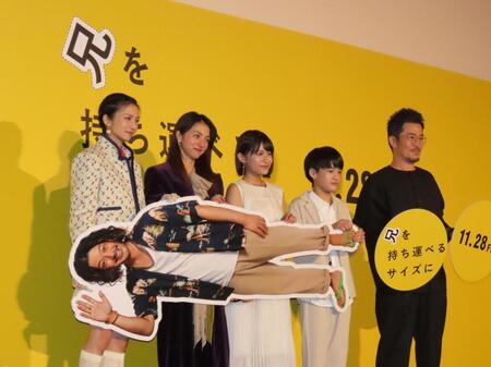 　オダギリジョーのパネルとともに記念撮影する（左から）柴咲コウ、満島ひかり、青山姫乃、味元耀大、中野量太監督