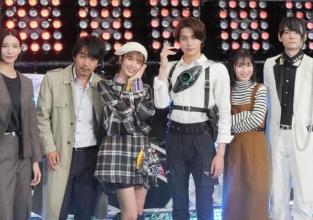 　それぞれが演じる役柄らしくポーズを決めた（左から）小貫莉奈、三嶋健太、堀口真帆、今井竜太郎、八木美樹、古川雄輝