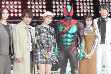 　撮影に応じた（左から）小貫莉奈、三嶋健太、堀口真帆、仮面ライダーゼッツ、八木美樹、古川雄輝