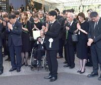 　棺を見送る高橋克典（撮影・持木克友）