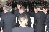 　出棺する渡辺大（奥の左から２人目）と高橋克典（奥の左から３人目）＝撮影・持木克友