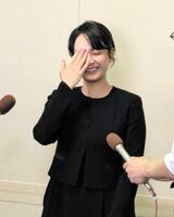 　ケイダッシュ・川村龍夫会長の告別式で報道陣の取材に応じ、涙を流す平祐奈