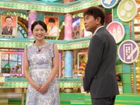 　デリケートな質問に背を向けながら話す浜田雅功。左はＭＢＳ・清水麻椰アナ（撮影・西岡正）