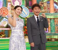 　笑顔でポーズを決める浜田雅功（右）とＭＢＳ・清水麻椰アナ（撮影・西岡正）