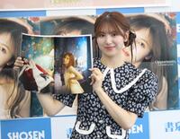 　お気に入りカットを見せるＳＫＥ４８の菅原茉椰