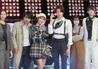 　それぞれが演じる役柄らしくポーズを決めた（左から）小貫莉奈、三嶋健太、堀口真帆、今井竜太郎、八木美樹、古川雄輝