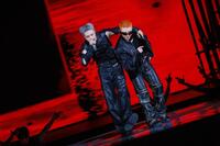 　同い年コンビでパフォーマンスするＳＥＶＥＮＴＥＥＮのＨＯＳＨＩ（左）とＷＯＯＺＩ　ⓟ＆ⓒ　ＰＬＥＤＩＳ　Ｅｎｔｅｒｔａｉｎｍｅｎｔ