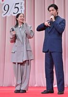 　広瀬すず（左）がしたネクタイがこんなに短くなってと説明する松下洸平（撮影・持木克友）