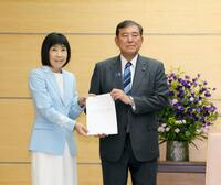 　川本裕子人事院総裁から勧告を受け取る石破首相