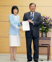 　川本裕子人事院総裁から勧告を受け取る石破首相