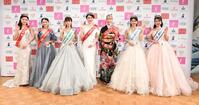 　ミス日本の受賞者（左から）東海林杏朱、寺嶋琴、上村さや香、吉岡恵麻、江村美咲、竹田聖彩、稲川夏希＝２０２３年