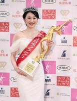 　グランプリを受賞し笑顔の吉岡恵麻＝２０２３年