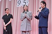 　舞台あいさつする（左から）二階堂ふみ、広瀬すず、松下洸平（撮影・持木克友）