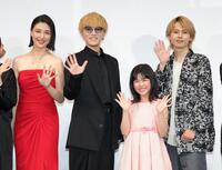 　笑顔で手を振る（左から）橋本環奈、神山智洋、永瀬ゆずな、矢花黎（撮影・西岡正）