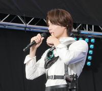 　変身ポーズの過程を解説し、クールに決める今井竜太郎