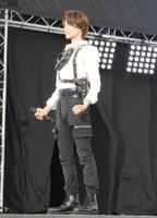 　変身ポーズをクールに決める今井竜太郎