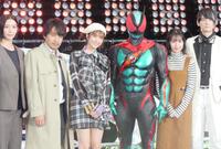 　撮影に応じた（左から）小貫莉奈、三嶋健太、堀口真帆、仮面ライダーゼッツ、八木美樹、古川雄輝