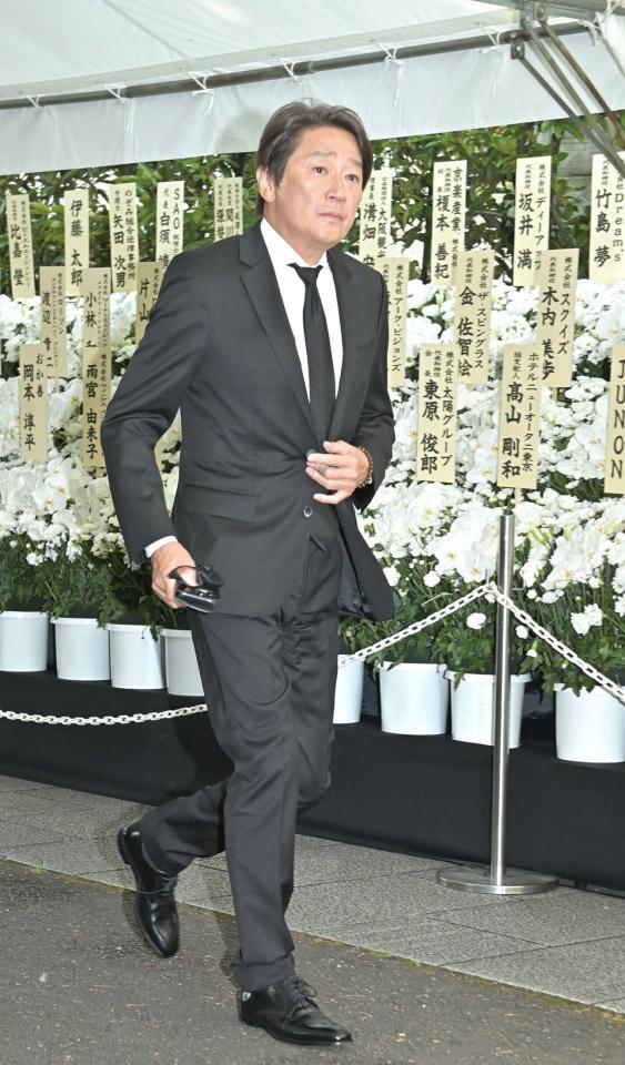 　告別式に参列する近藤真彦（撮影・持木克友）