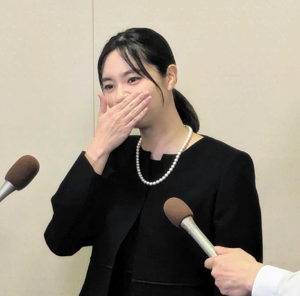 　ケイダッシュ・川村龍夫会長の告別式で報道陣の取材に応じる新川結愛