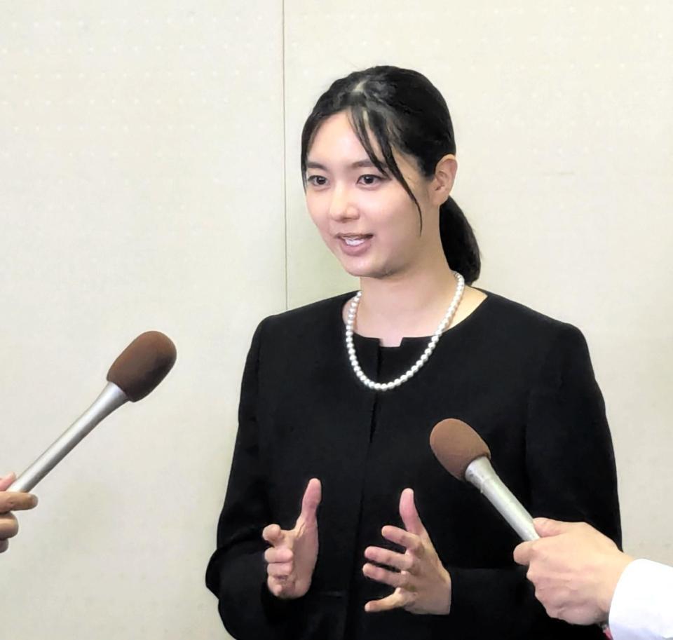 　ケイダッシュ・川村龍夫会長の告別式で報道陣の取材に応じる新川優愛