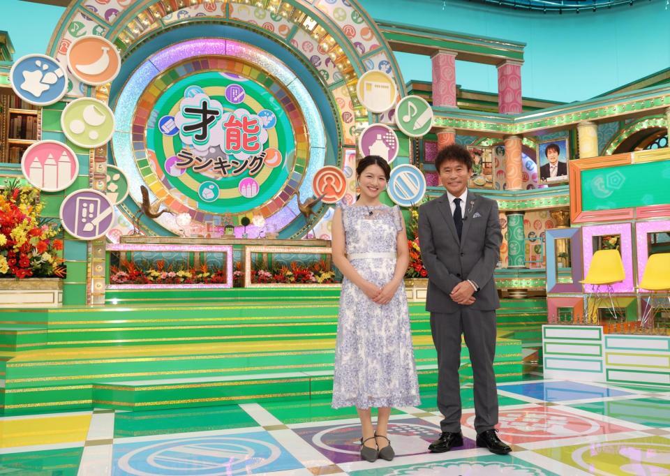 　放送５００回を迎え、会見する浜田雅功（右）とＭＢＳ・清水麻椰アナ（撮影・西岡正）