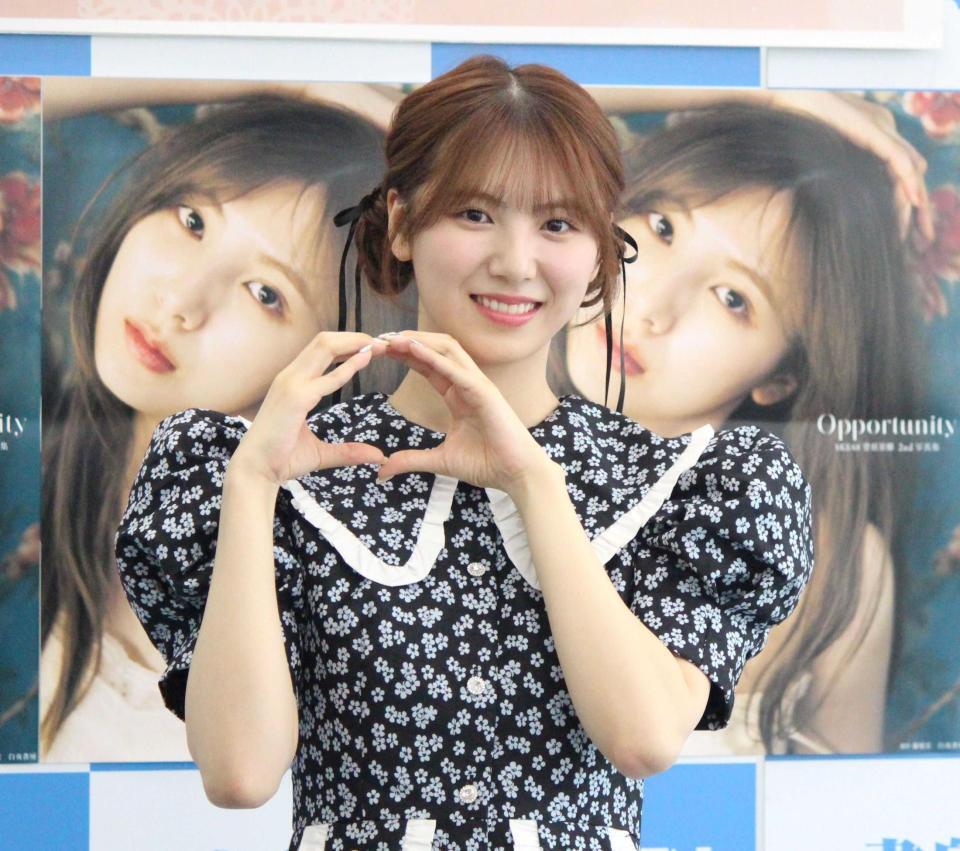 　ポーズを決めるＳＫＥ４８の菅原茉椰