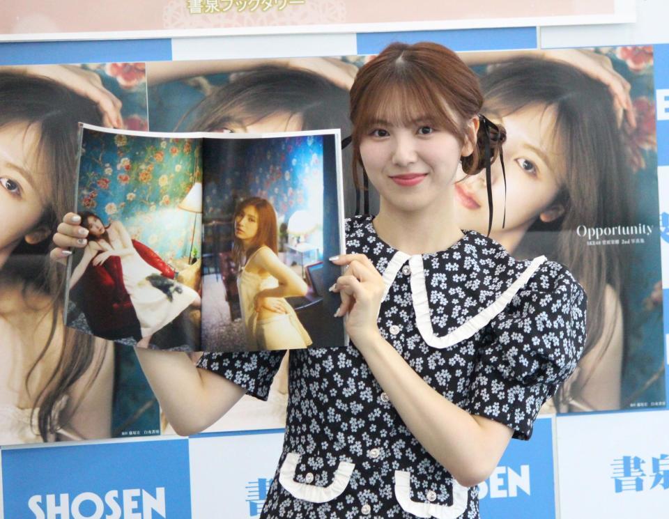 　お気に入りカットを見せるＳＫＥ４８の菅原茉椰