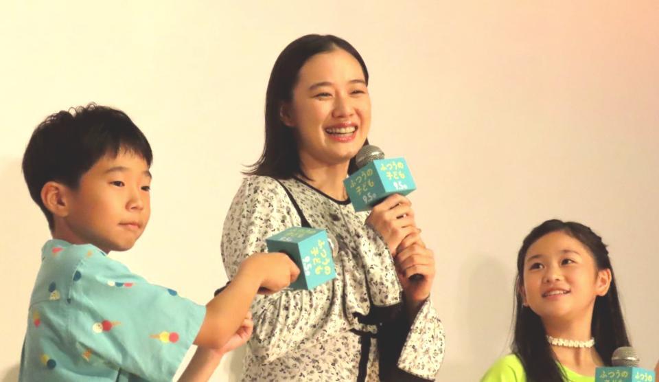 　映画「ふつうの子ども」上映会に出席した（左から）嶋田鉄太、蒼井優、瑠璃