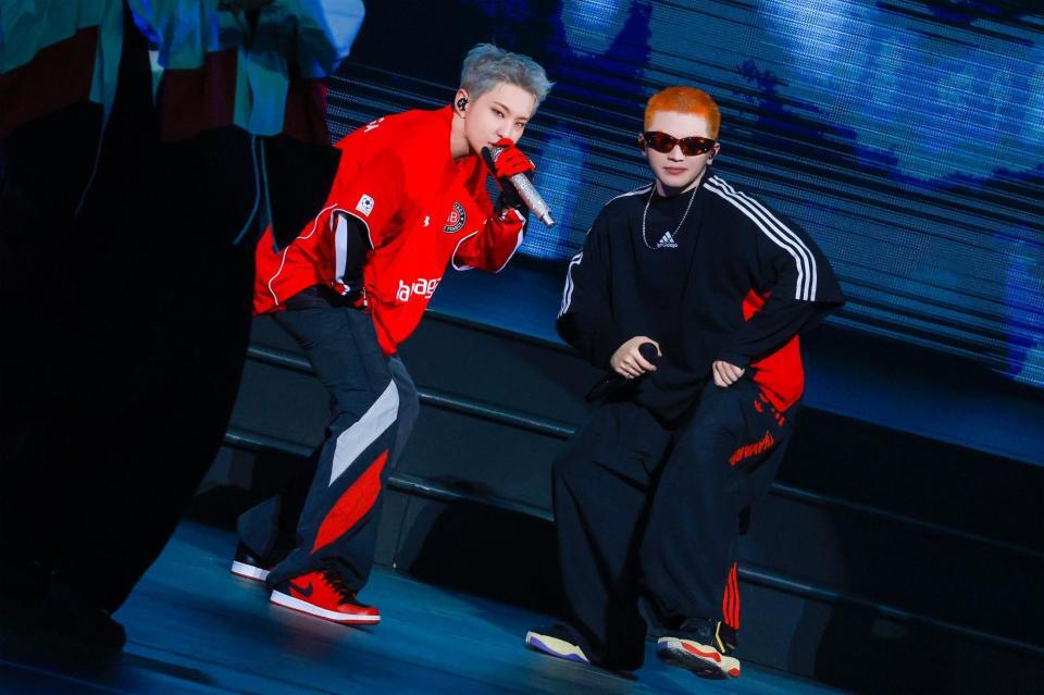 　同い年コンビでパフォーマンスするＳＥＶＥＮＴＥＥＮのＨＯＳＨＩ（左）とＷＯＯＺＩ　ⓟ＆ⓒ　ＰＬＥＤＩＳ　Ｅｎｔｅｒｔａｉｎｍｅｎｔ