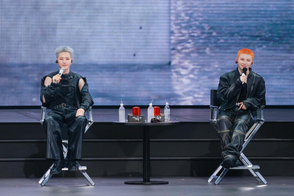 　ステージ上でトークをするＨＯＳＨＩ（左）とＷＯＯＺＩ　（Ｐ）＆（Ｃ）　ＰＬＥＤＩＳ　Ｅｎｔｅｒｔａｉｎｍｅｎｔ