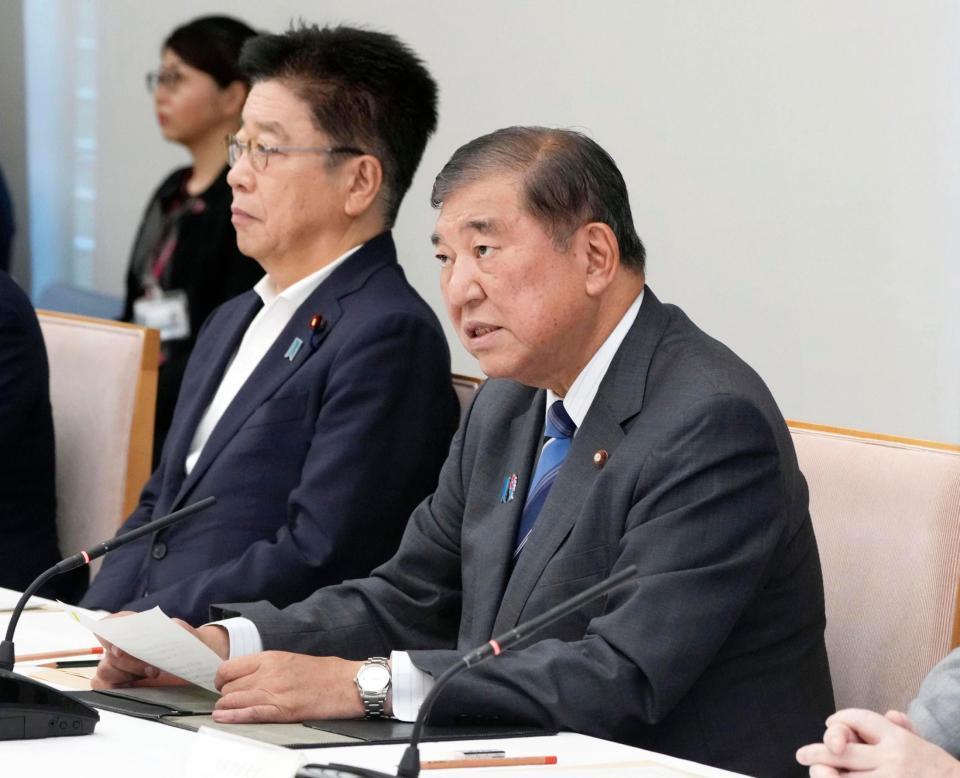 　政府与党政策懇談会であいさつする石破首相（手前）