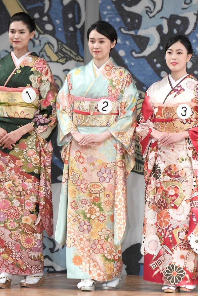　和服姿の吉岡恵麻＝２０２３年