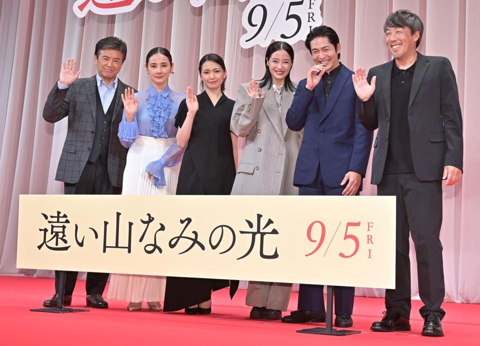 　写真に納まる（左から）三浦友和、吉田羊、二階堂ふみ、広瀬すず、松下洸平、石川慶監督（撮影・持木克友）