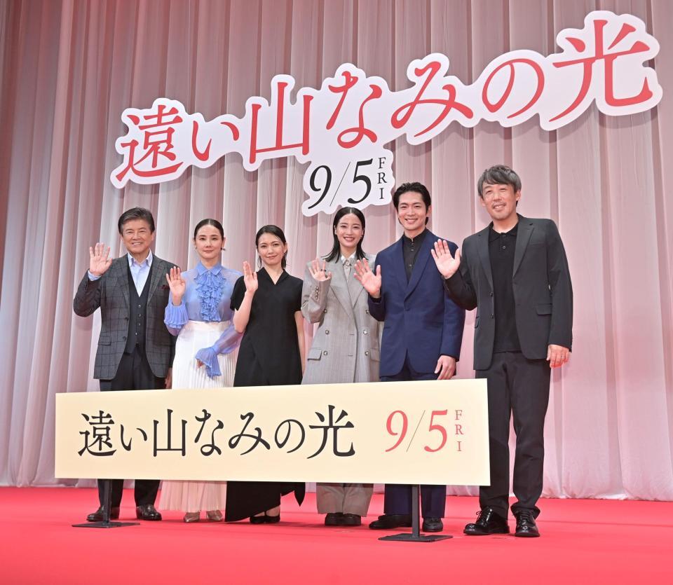 　写真に納まる（左から）三浦友和、吉田羊、二階堂ふみ、広瀬すず、松下洸平、石川慶監督（撮影・持木克友）