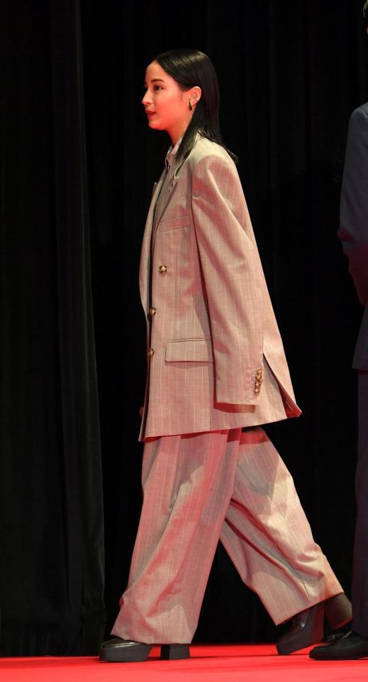 　舞台あいさつを終え降壇する広瀬すず（撮影・持木克友）