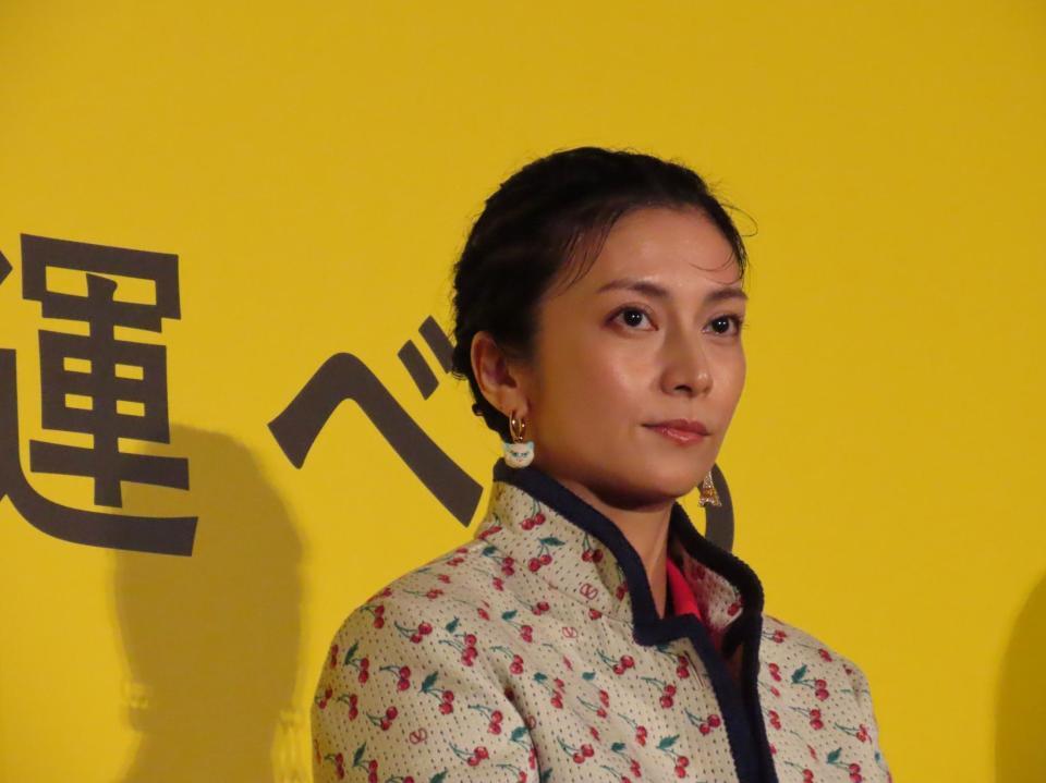 　映画「兄を持ち運べるサイズに」の舞台あいさつに登場した柴咲コウ