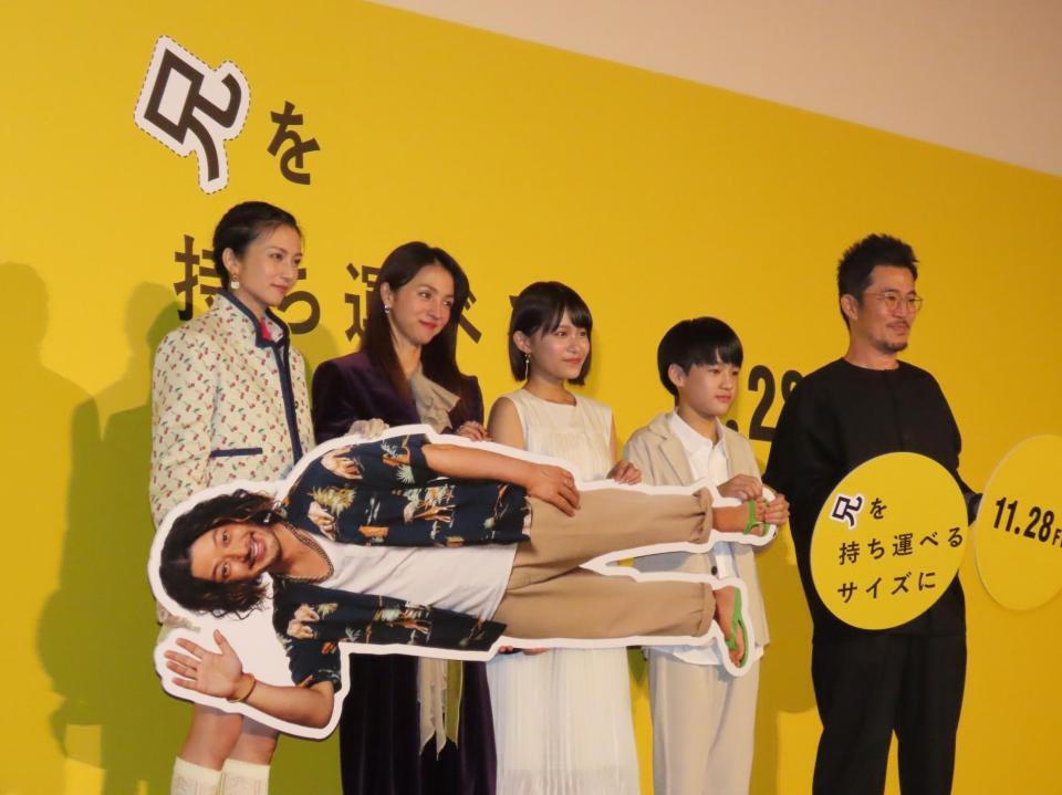 　オダギリジョーのパネルとともに記念撮影する（左から）柴咲コウ、満島ひかり、青山姫乃、味元耀大、中野量太監督