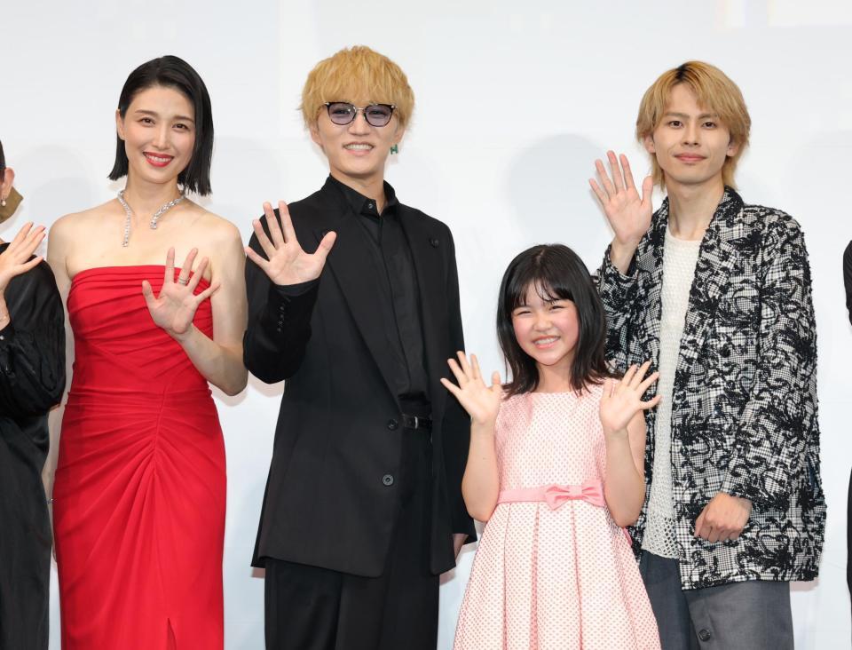 　笑顔で手を振る（左から）橋本環奈、神山智洋、永瀬ゆずな、矢花黎（撮影・西岡正）