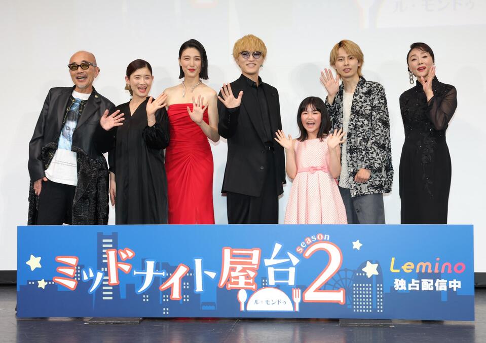 　笑顔で手を振る（左から）竹中直人、石田ひかり、橋本マナミ、神山智洋、永瀬ゆずな、矢花黎、浅野ゆう子（撮影・西岡正）